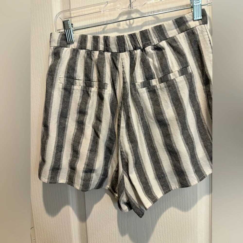 HEARTLOOM. Size medium. Beautiful lined shorts very‎ good condition.